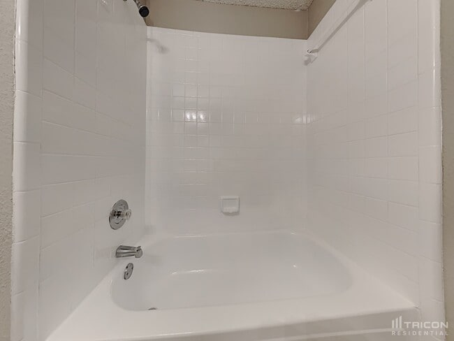 Building Photo - 906 Sylvan Creek Dr