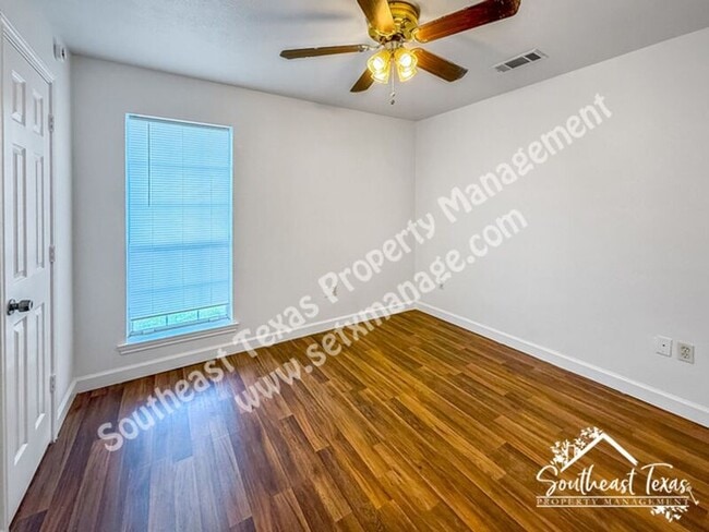 Building Photo - 7912 South Dr