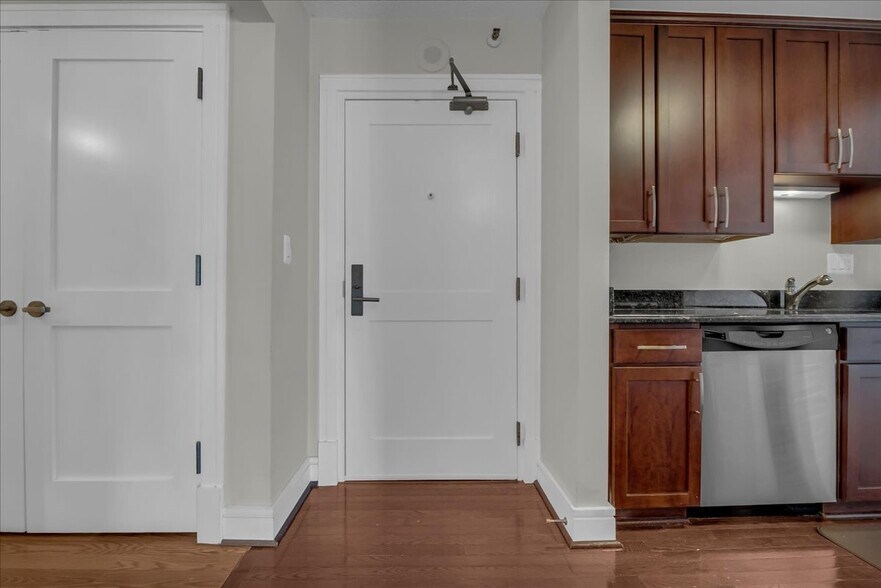 Building Photo - 411 S Old Woodward Ave