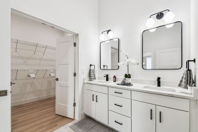 Building Photo - A charming coastal townhouse, just minutes from downtown St. Pete!