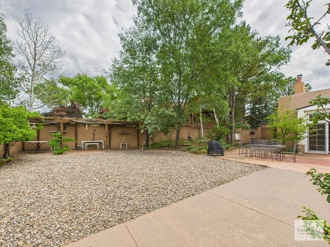 Building Photo - Downtown Fully Furnished Home Available Now!