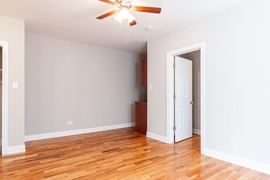 Building Photo - 949 W Cornelia Ave