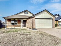 Building Photo - 3 Bed/2 Bath Home with Fenced Yard & Garage / Pet-Friendly / Available Now!