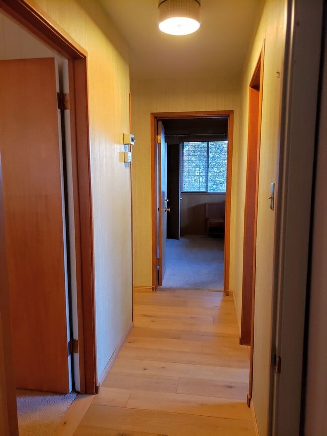 Building Photo - Mostly Furnished Bishop home with large living, dining space and a sun room.