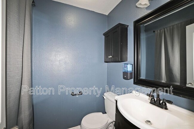Building Photo - 5207 S Travis St