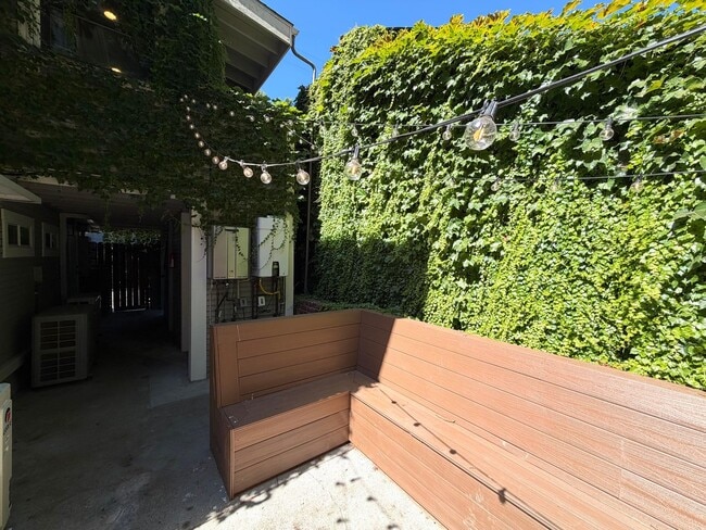 Building Photo - Tastefully remodeled Midtown Sacramento Apartment with Private Backyard Patio!