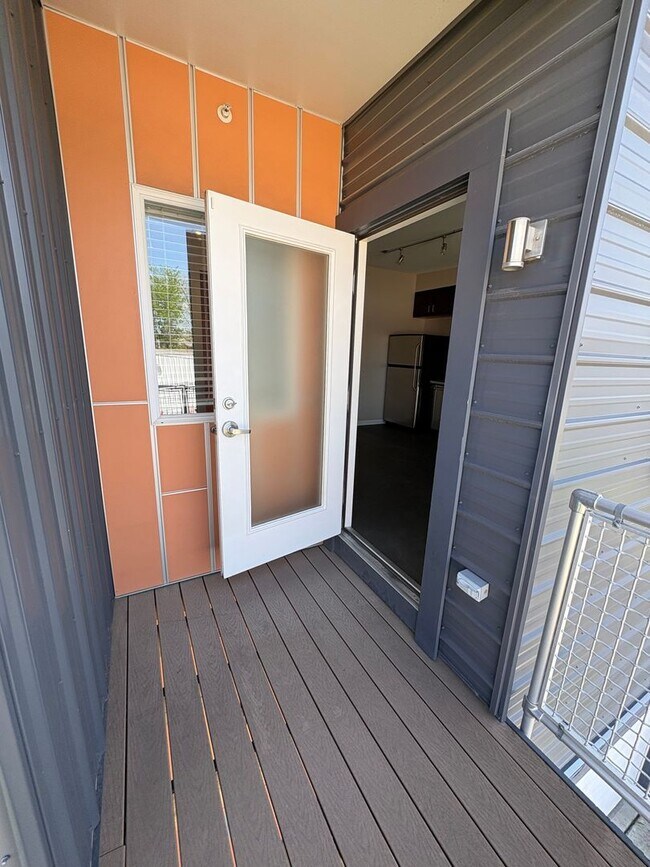 Building Photo - Beautiful 1 bedroom Modern Townhome