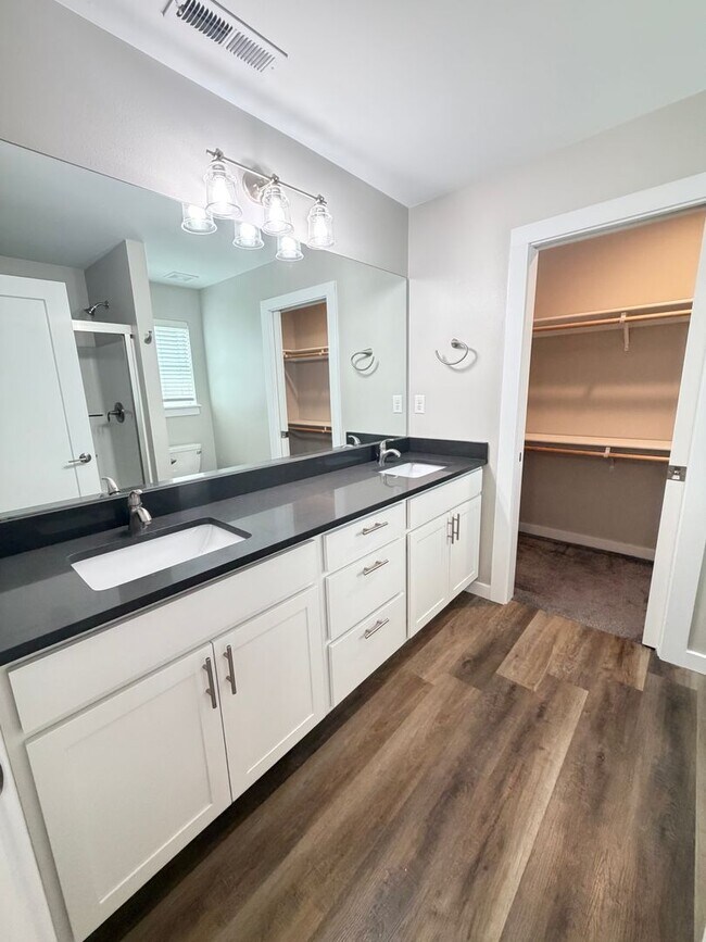 Building Photo - 3 Bedroom Home in gated community!