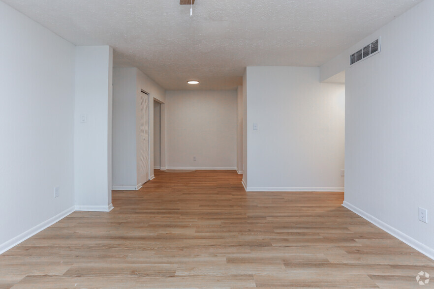 1BR, 1BA - 910 SF - Canopy West Apartments