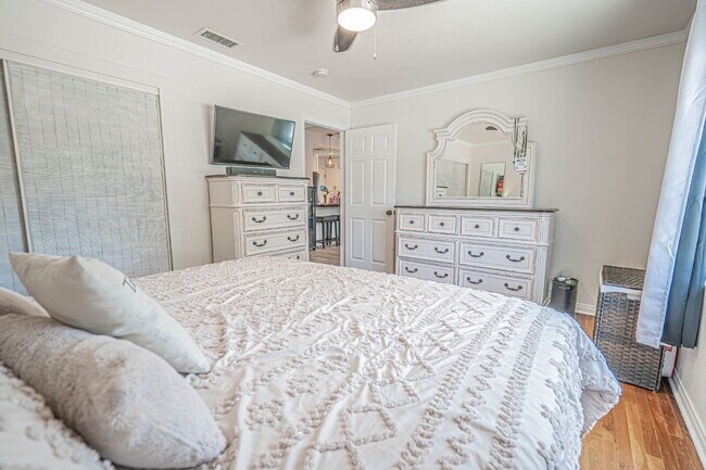 Building Photo - Beautifully Remodeled 2BR/1BA  Home – Move-In Ready!