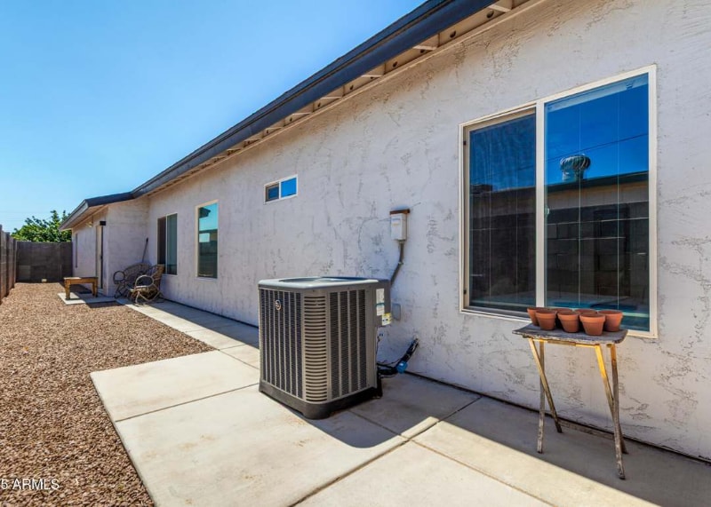 Building Photo - 1558 W 5th St