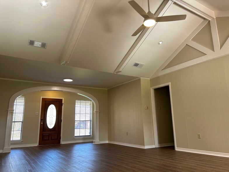 Entry Way / Living Room - 2856 Woodbrook Dr