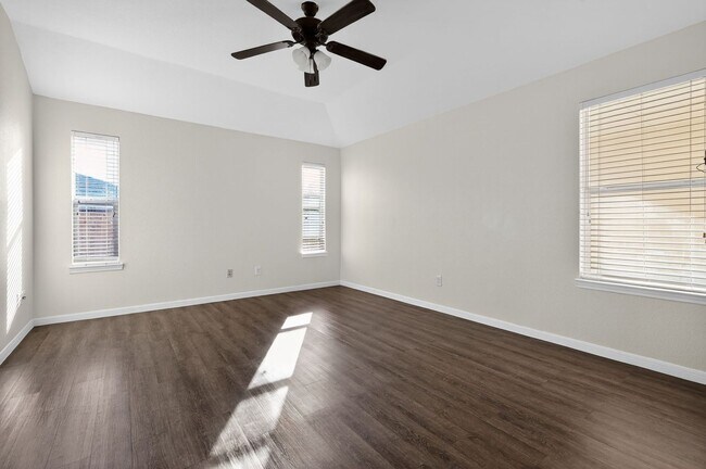 Building Photo - For Rent: Beautiful 5-Bedroom Home in Kill...