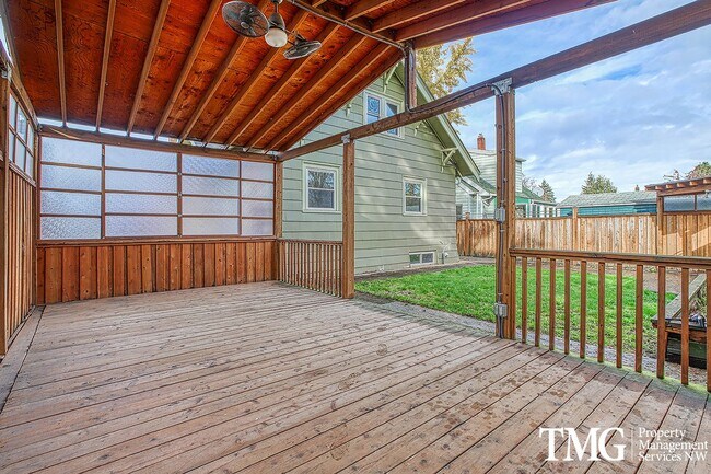 Building Photo - Stunning 4BD Craftsman in Excellent N Port...