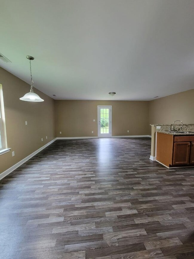 Building Photo - 320 Zach Dr