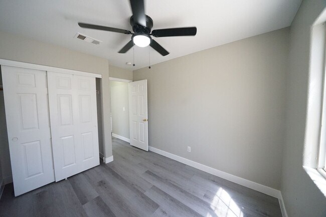 Building Photo - SHOWINGS AVAILABLE NOW