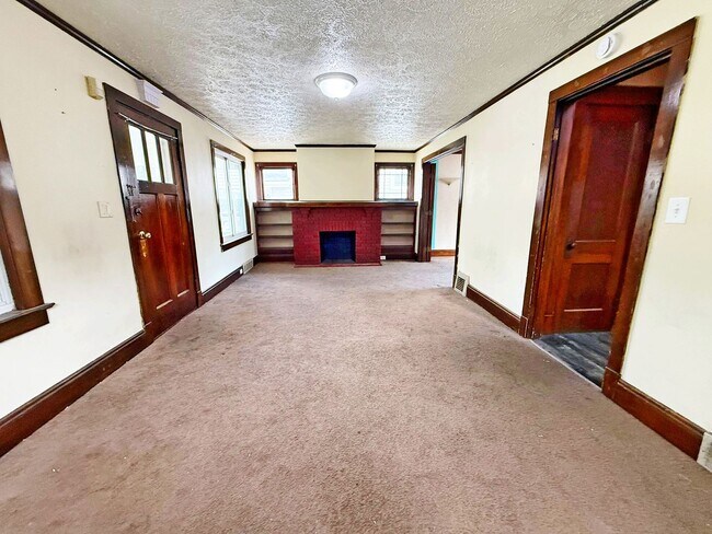 Building Photo - 3 BED 1 BATH BEAUTIFUL SINGLE FAMILY HOME ...