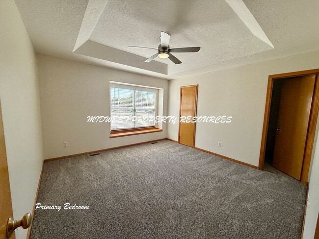 Building Photo - Amazing 3 Bedroom Townhouse!