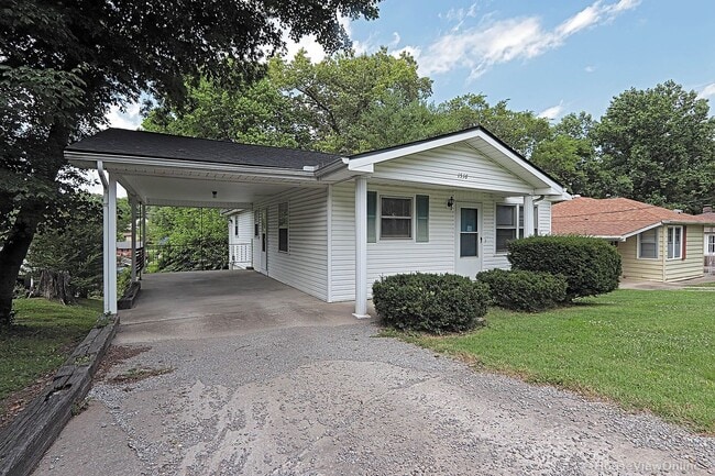 Building Photo - House Close To Campus!