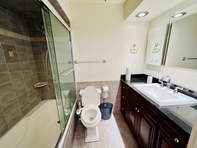 Building Photo - 801 S Plymouth Ct