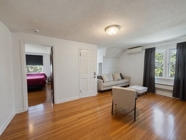 Building Photo - Updated 1 bedroom 1 bath, Upper Level Unit