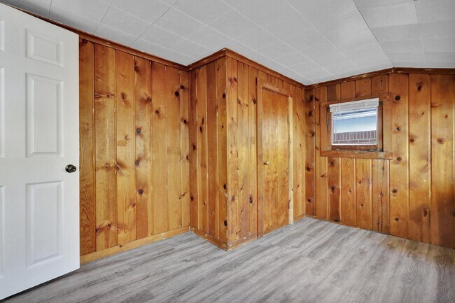 Building Photo - 405 E Hodge Ave