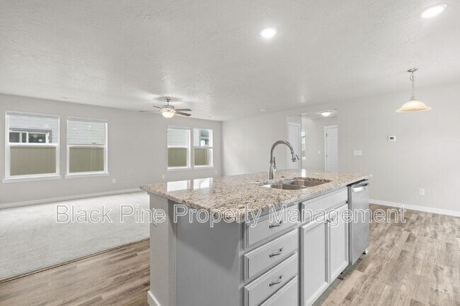 Building Photo - 7684 S Seabreeze Way