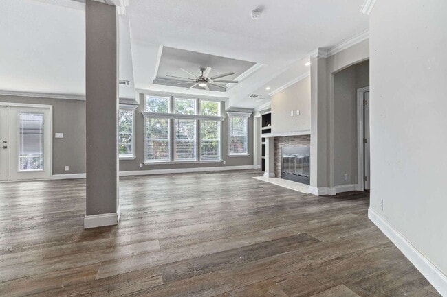 Building Photo - "Spacious 4-Bedroom Retreat with 3400 Sq Ft of Comfort in Gibsonton, FL!"