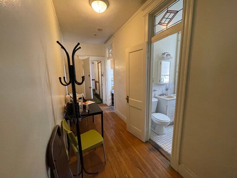 Building Photo - 440 Park Dr