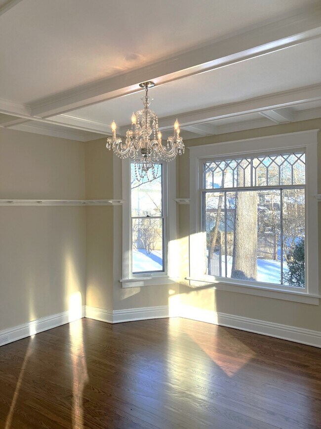 Building Photo - 544 Ravine Ave