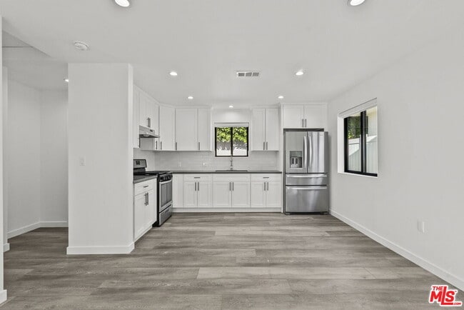 Building Photo - 519 N Martel Ave