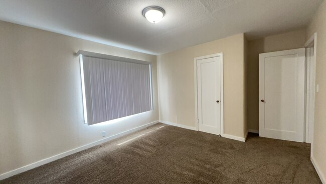 Building Photo - 2 Bedroom / 1 Bathroom Home in Madras Oregon