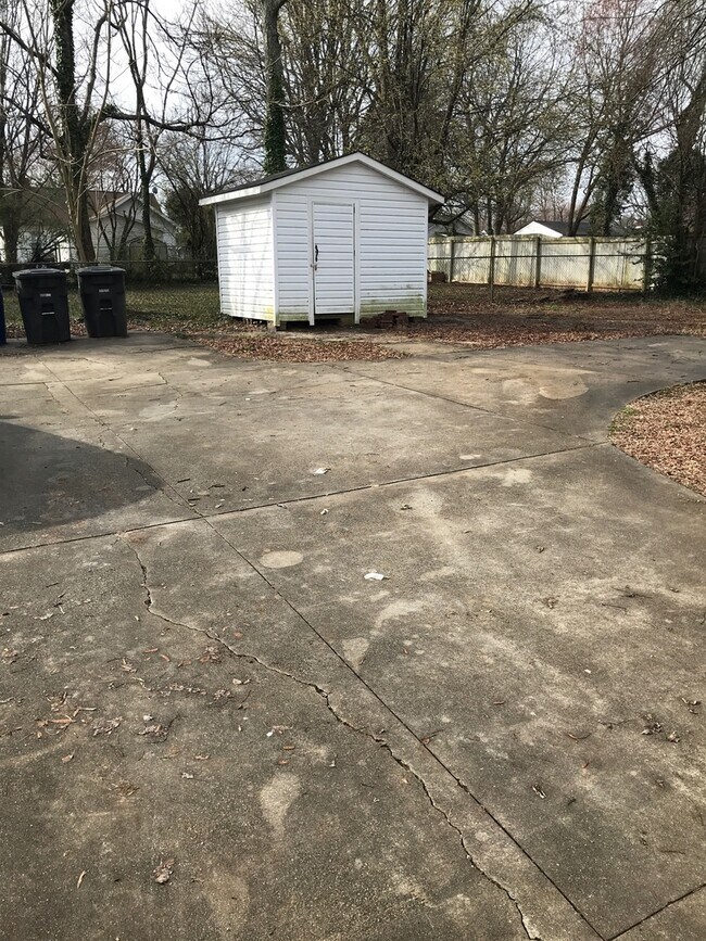 Building Photo - 1800 Longview Dr