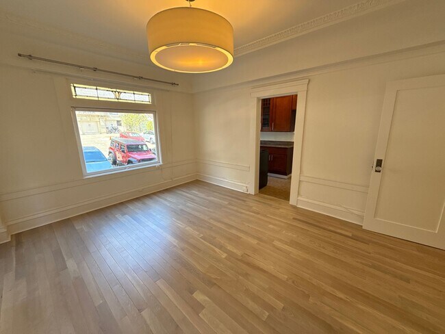 Building Photo - Epic REA- Spacious Flexible Plan 2 BR/1 BA...