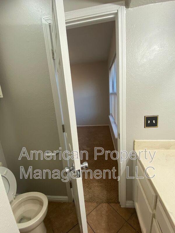 Building Photo - 1132 N Hickory Dr