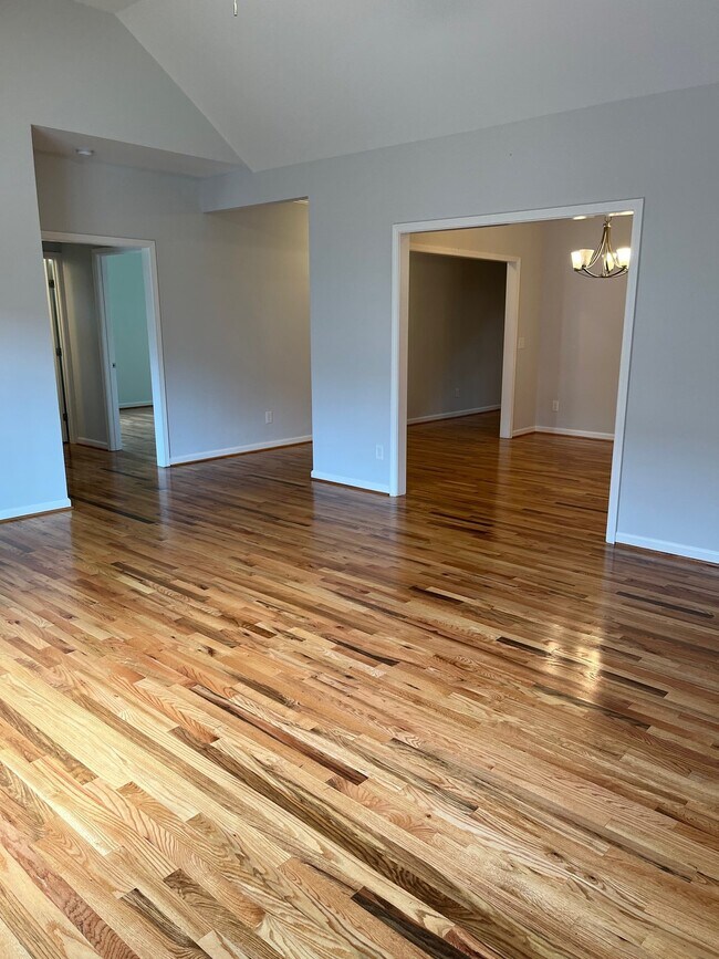 Building Photo - "Charming 2-Bed, 2-Bath Condo with Gleamin...