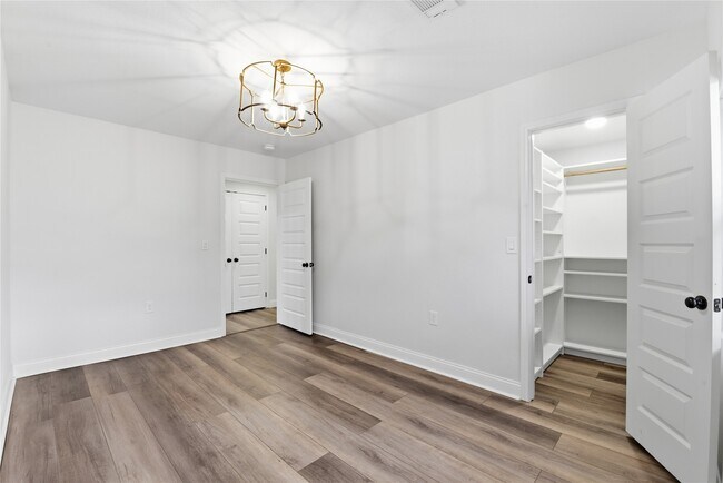 Building Photo - 2606 Parana Dr