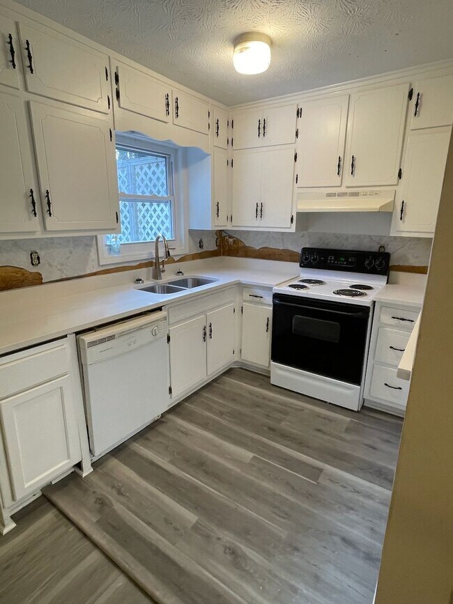 Building Photo - Valley Dale Ct