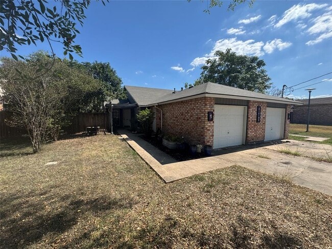 Building Photo - 112 S Mockingbird Ln