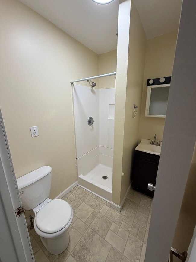 Building Photo - 2 Bed / 1 Bath House for Rent — Lansing, MI