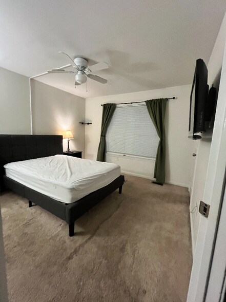 Building Photo - 8 Deer Run Ct