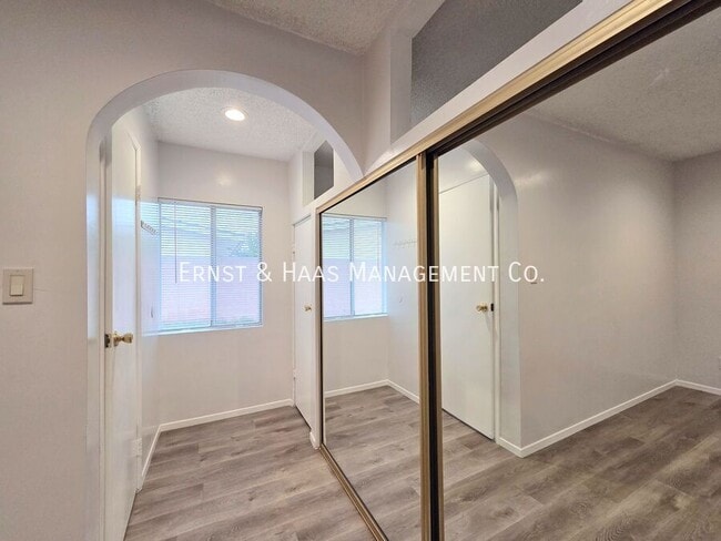 Building Photo - 904 S Kenmore St