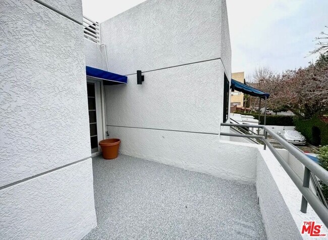 Building Photo - 805 N W Knoll Dr