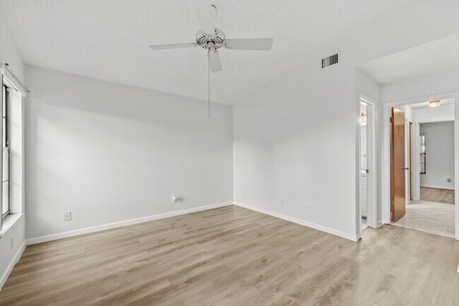 Building Photo - 8019 SE Villa Cir