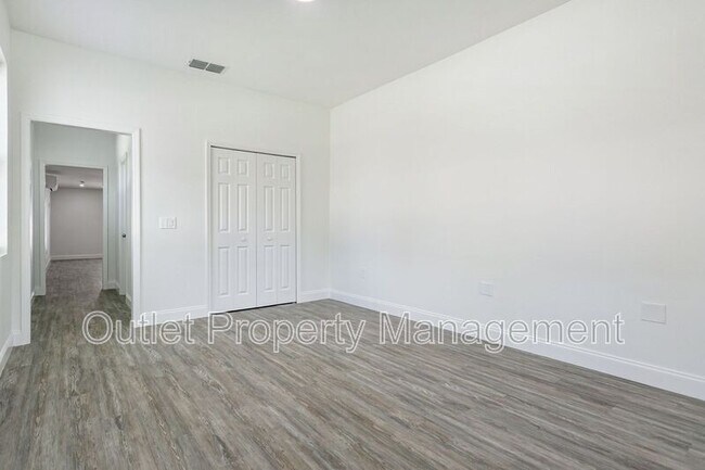 Building Photo - 1649 Lake Dr