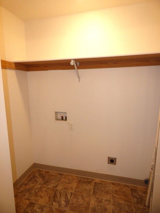 Building Photo - Rent Special: FREE June's Rent - 2 Bedroom 1 Bath Unit NE Salem!