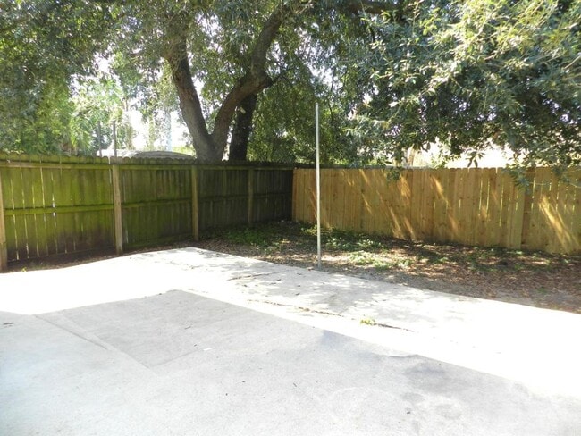 Building Photo - 6602 Bellaire Dr