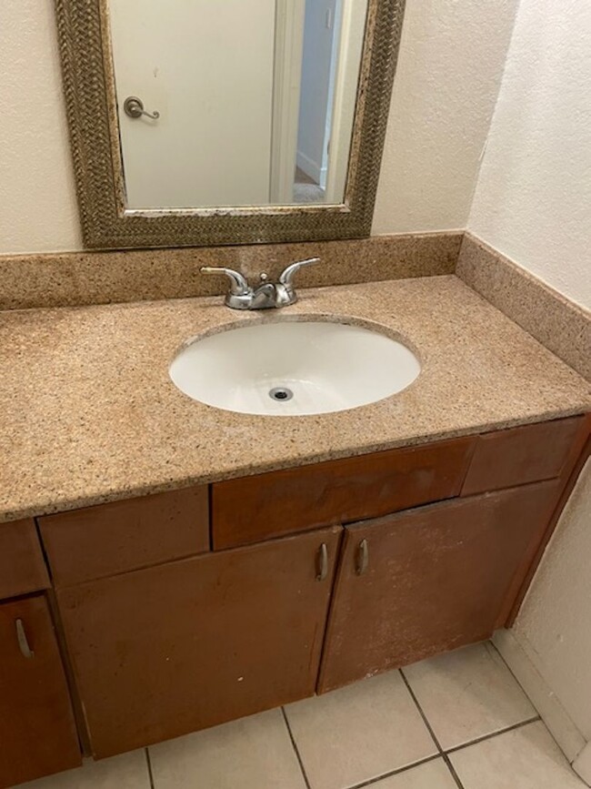 Building Photo - Lexington Place - 1126