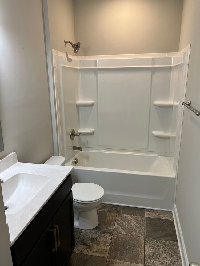 Building Photo - Spacious 4 Bedroom Home in Sango