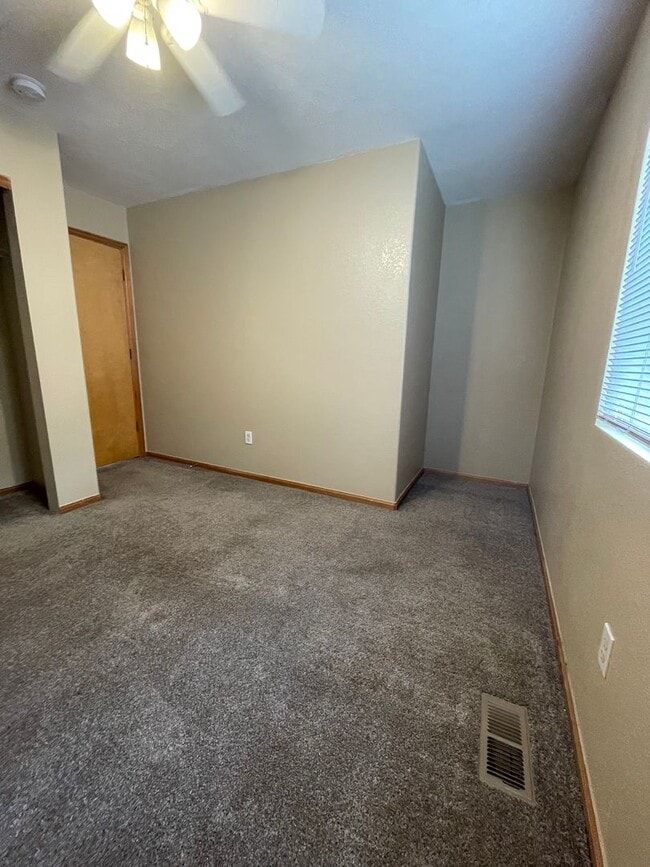 Building Photo - 3 Bedroom 2 Bath House in Thornton Available Now!